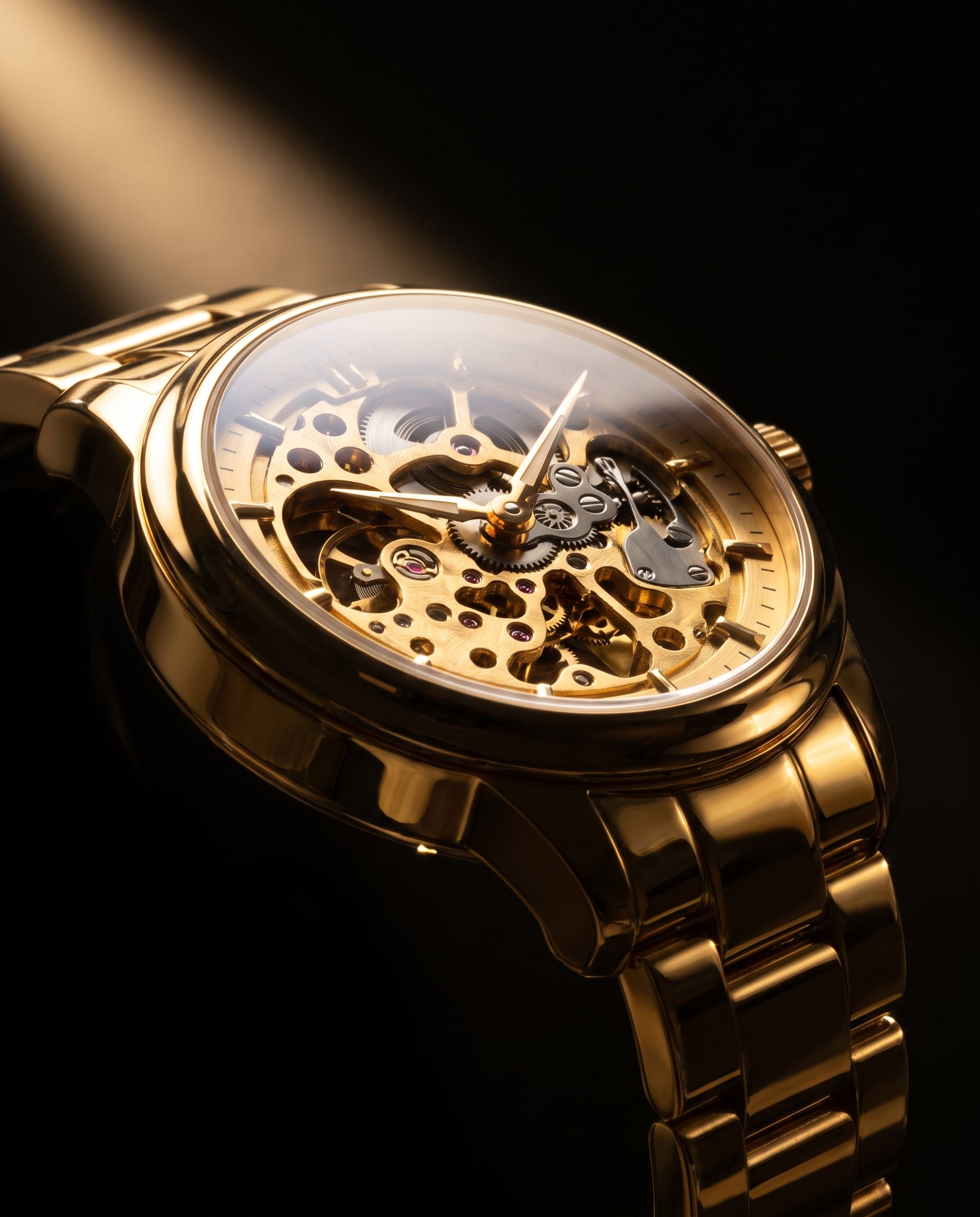 Goldene Skelettuhr im Lichtkegel