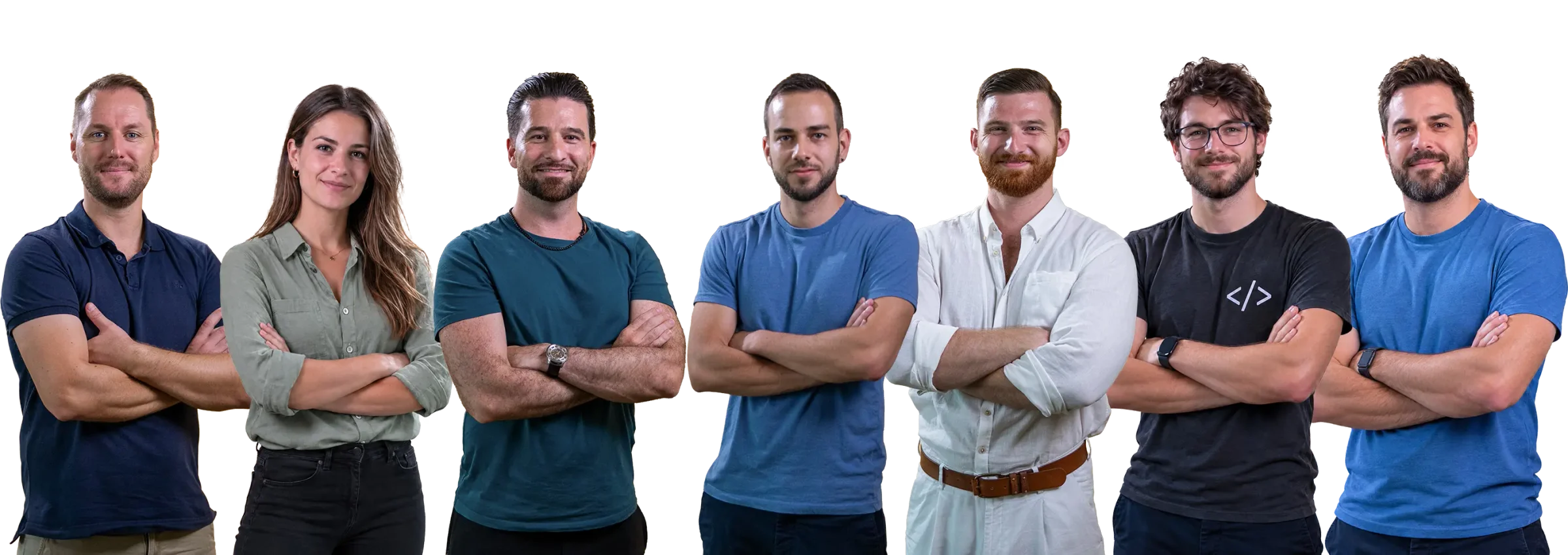 Das Team von FirstMedia: sieben Personen stehen mit verschränkten Armen nebeneinander